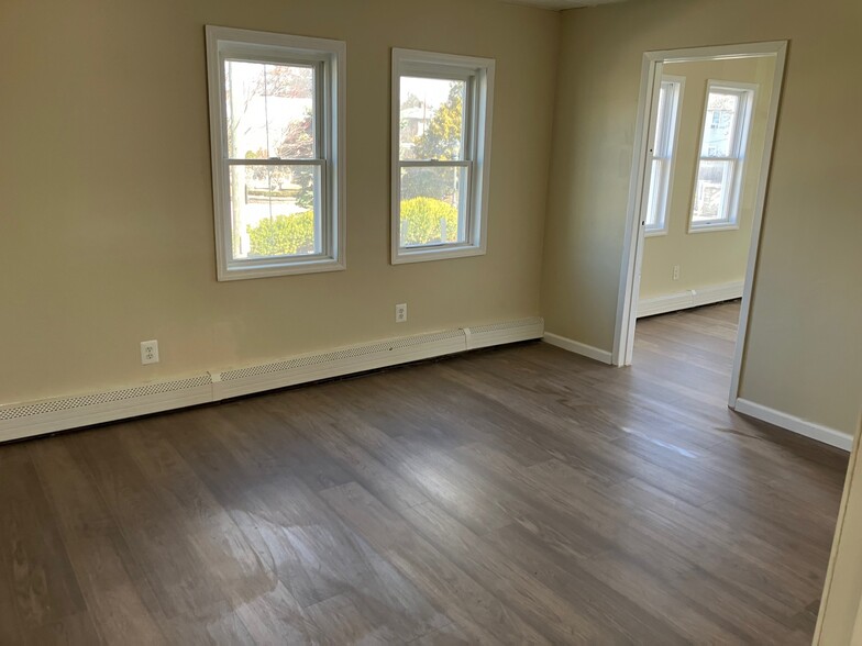 Building Photo - 302 Maple Ave