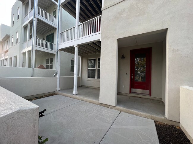 Building Photo - 3 Bedroom/3.5 Bathroom Townhome in South J...