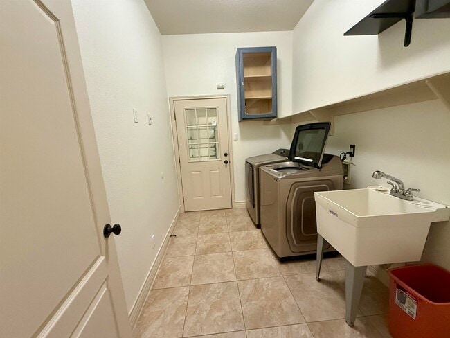 Building Photo - 10523 Bear Creek