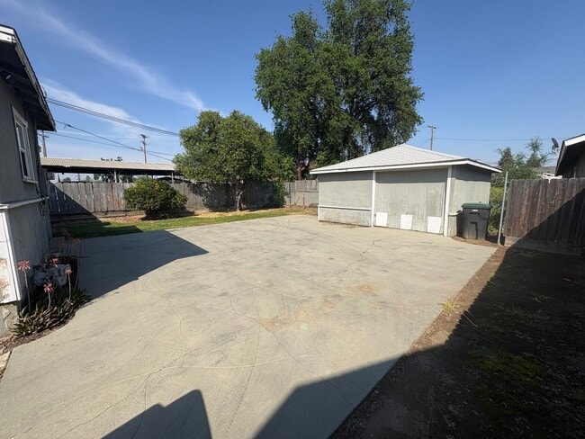 Building Photo - Cozy Home On Spacious Lot near Ballpark Rent Ready!