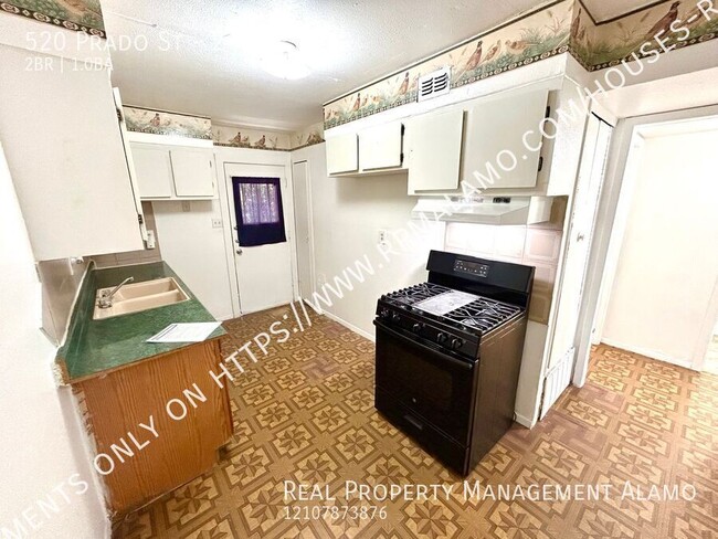 Building Photo - **MOVE-IN SPECIAL!** 2 Bedroom / 1 Bath Un...