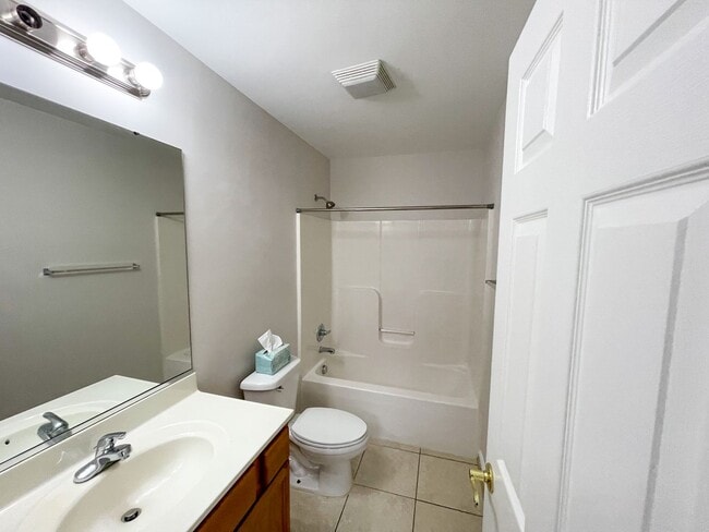 Building Photo - Lovely Traditional 5BR/3BA home in excelle...