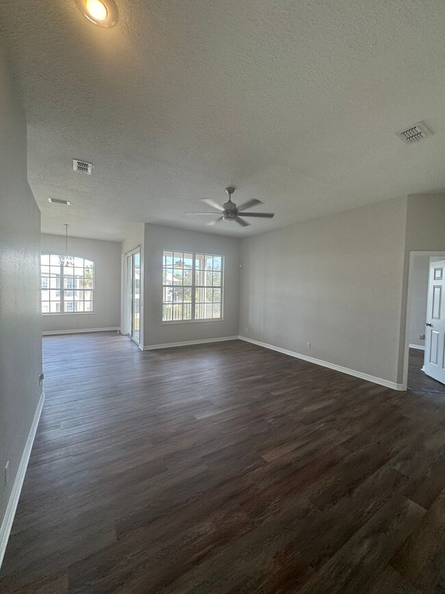 Building Photo - 3 BD / 2BA WATER VIEW CARRIAGE TOWNHOME