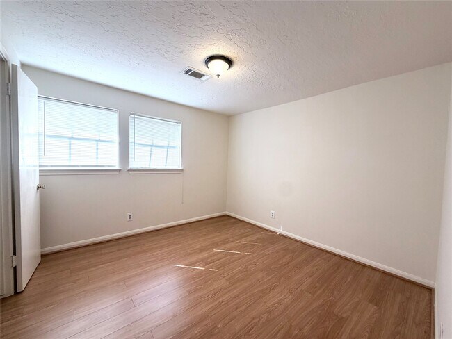 Building Photo - 9706 Crestdale Cir