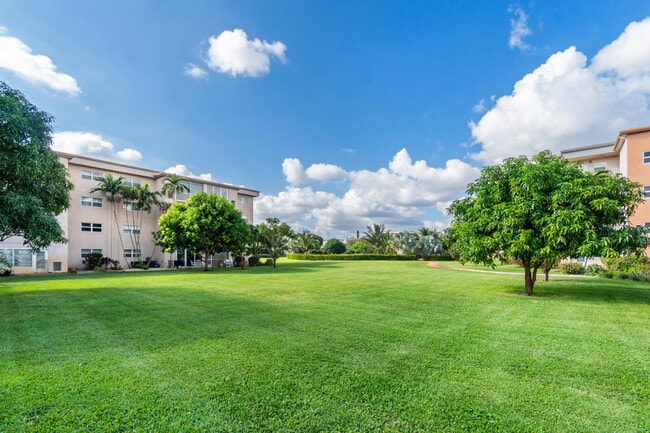 Building Photo - 2615 NE 1st Ct