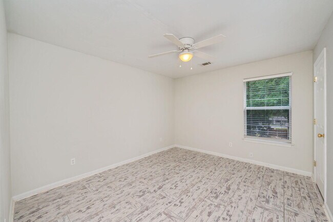 Building Photo - 242 Wainwright Dr