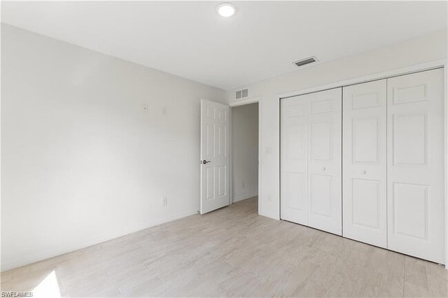 Building Photo - 835 Palomino St E