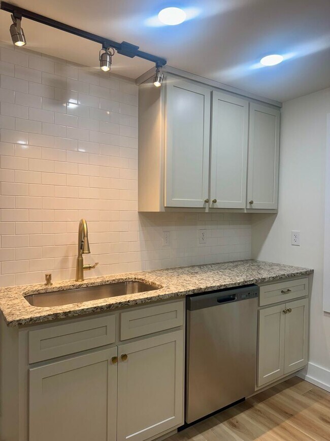 Building Photo - 2113 W Madison Ave