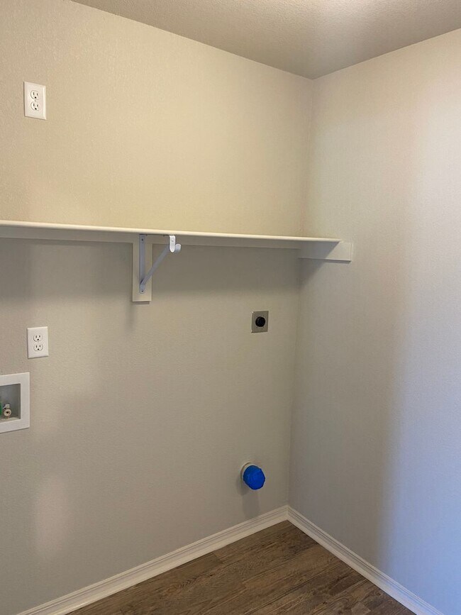Building Photo - Pre-Leasing Now | Open-Concept 3-Bedroom Home in Fairview Haven