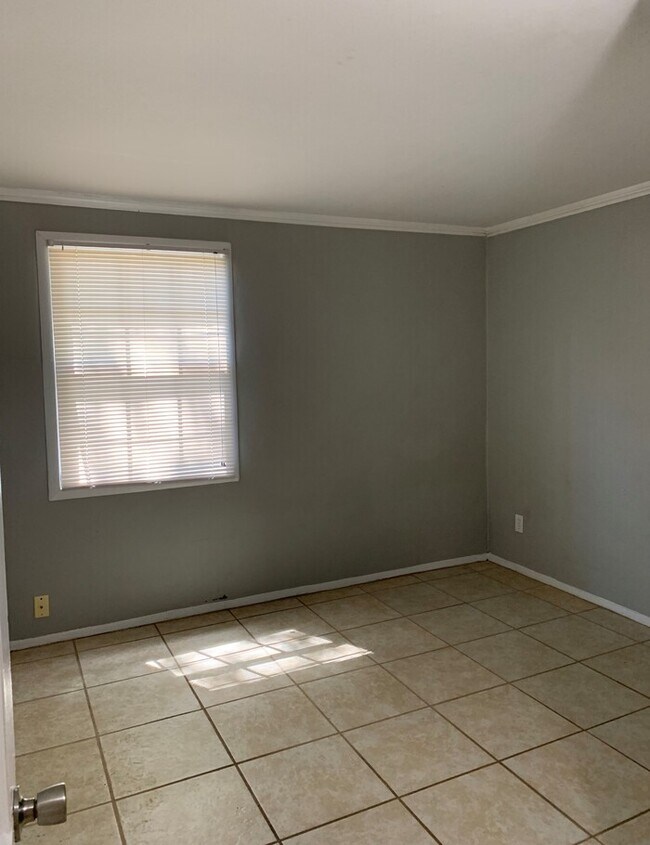 Building Photo - Spacious 3 Bedroom Home Near River City Marketplace
