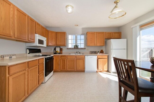 Building Photo - Two Bedroom and 1.5 Bathroom Townhome with...