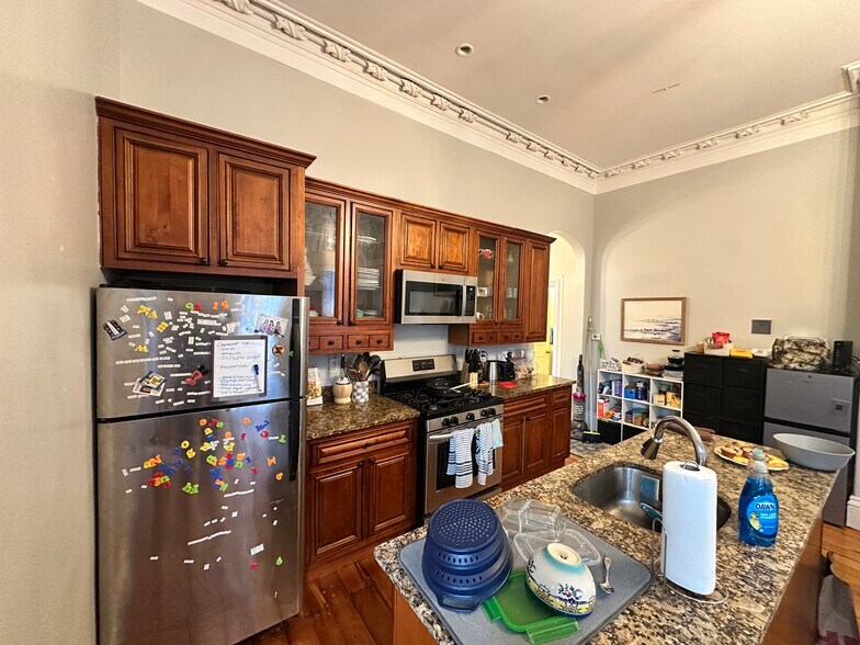 Building Photo - 135 Hillside St