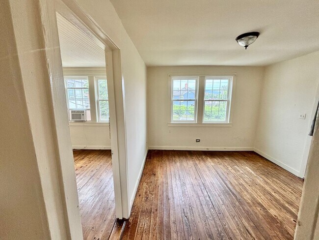 Building Photo - 407 9th St NW