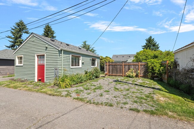 Primary Photo - 521 Whitworth Ave S