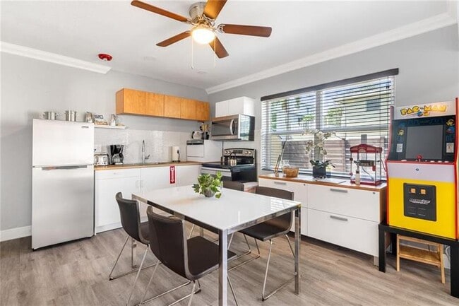 Building Photo - 2625 NE 13th Ct