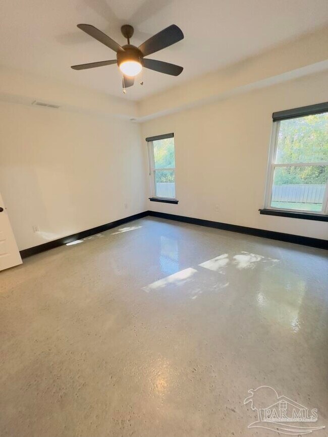 Building Photo - 6408 Sarasota St