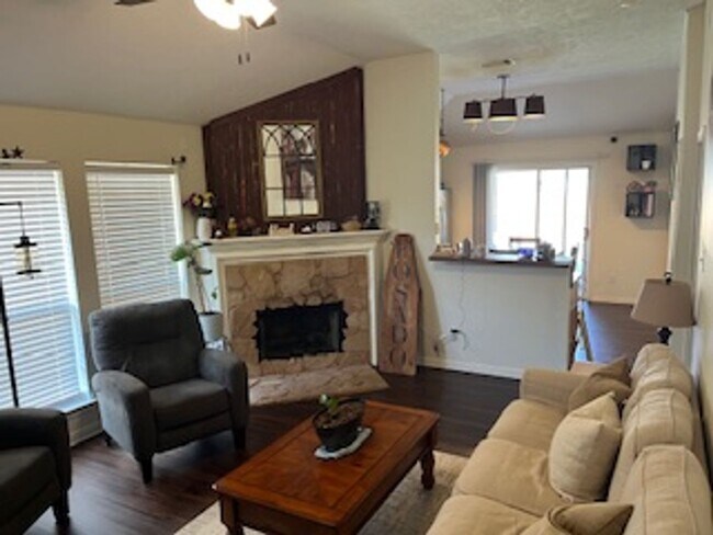 Building Photo - College Station - 3 bedroom / 2 bath / Gar...