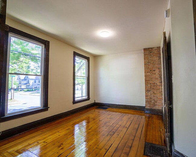 Building Photo - AVAILABLE 6/1/25 - Two Story House With Ha...
