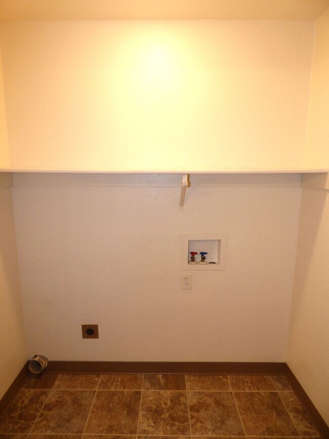 Building Photo - Rent Special: FREE First Full Month's Rent - 2 Bedroom 1 Bath Unit NE Salem!