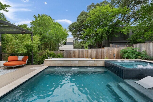 Building Photo - Modern Oasis in Bouldin Creek
