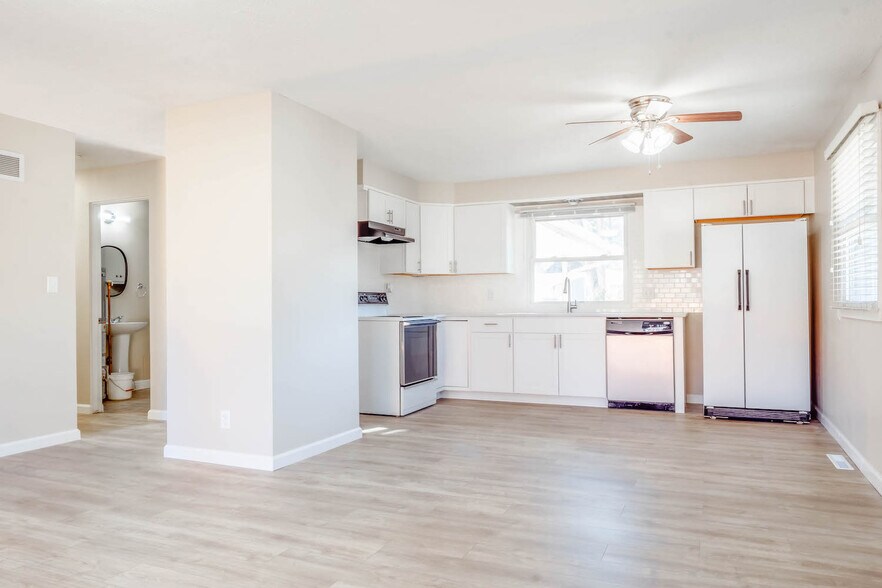 Kitchen - 8512 Templeton Dr