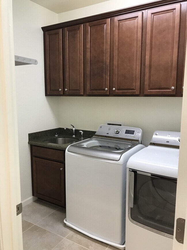 Building Photo - Two story home in Mountain House!