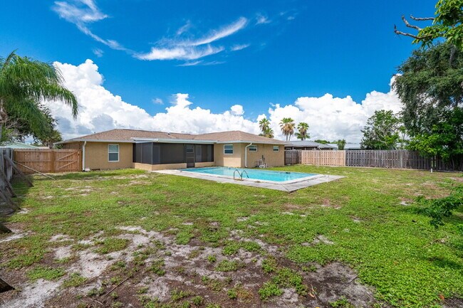 Building Photo - 4 bedroom, 2 bathroom Beachside, Pool Home!