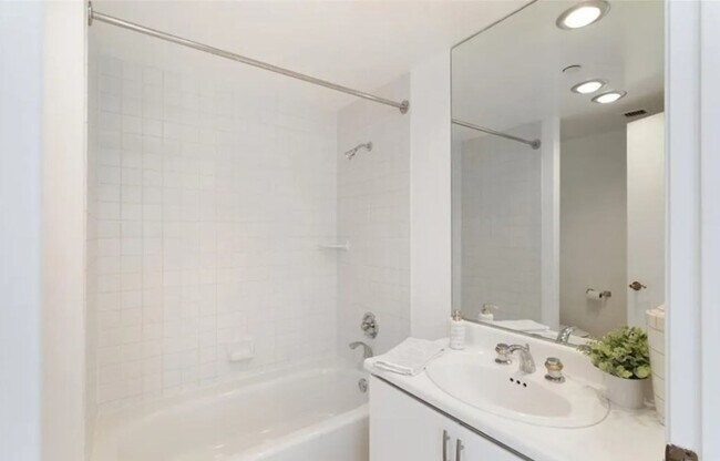 Building Photo - 2-Bedroom, 2-Bathroom Home in Prime Long B...