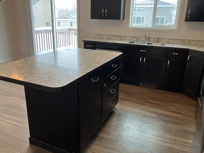 Building Photo - 4 Bed 3 Bath