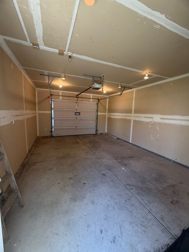 Building Photo - Charming 2-Story Townhome with Vaulted Ceilings