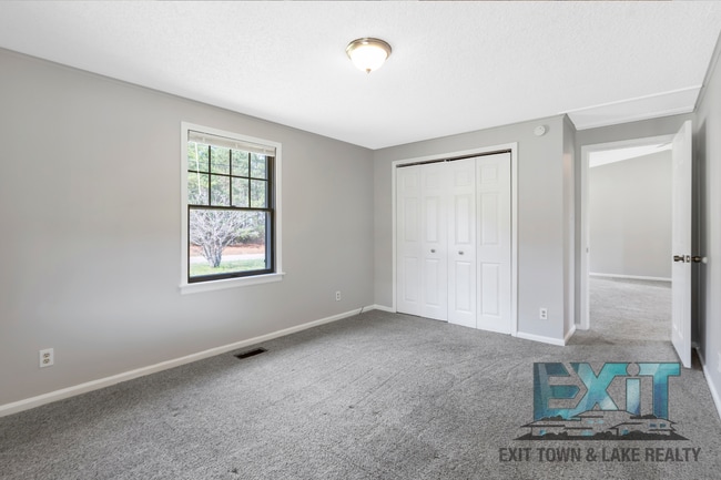 Building Photo - 3 Bedroom/2 Bathroom Home