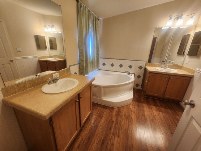 Building Photo - Sunmore Estates Large 3 Bedroom 2 bath Home