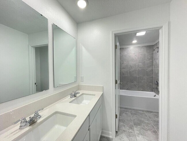 Building Photo - 3931 Willow Brk Dr