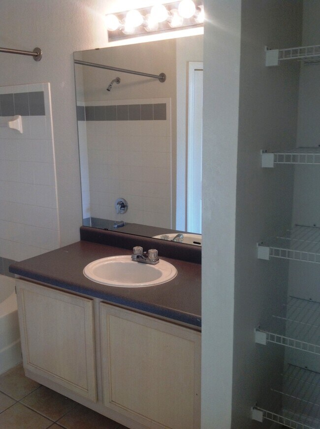 Building Photo - Hamptons At Metrowest - 2/2 Condo with balcony!!
