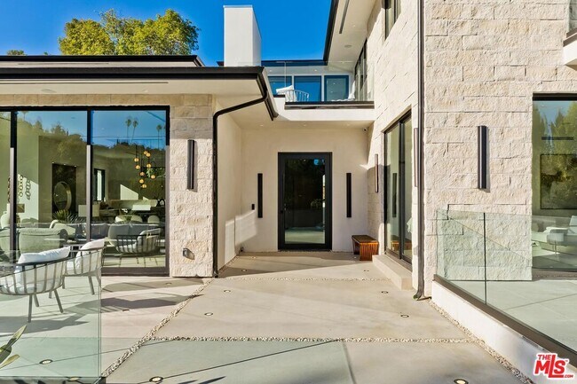 Building Photo - 16879 Mooncrest Dr