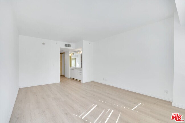 Building Photo - 10520 Wilshire Blvd