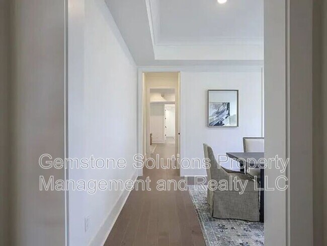 Building Photo - 207 Fairground St