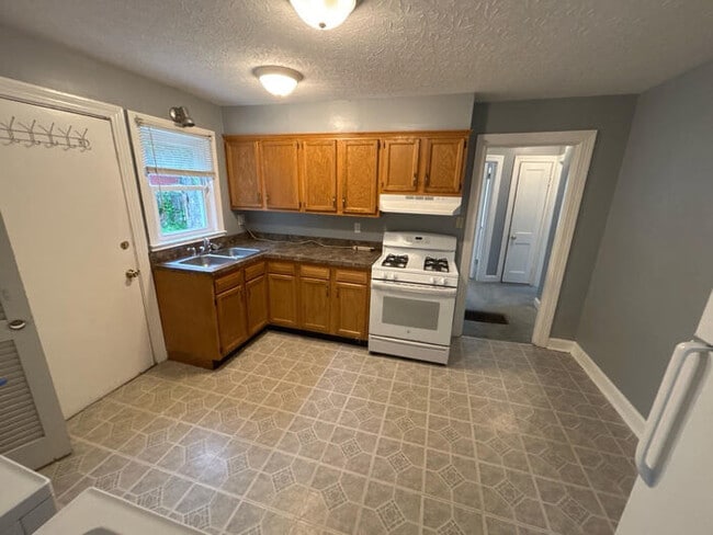Building Photo - Cozy 4-Bedroom 1 Bath Home  in Peaceful Lo...