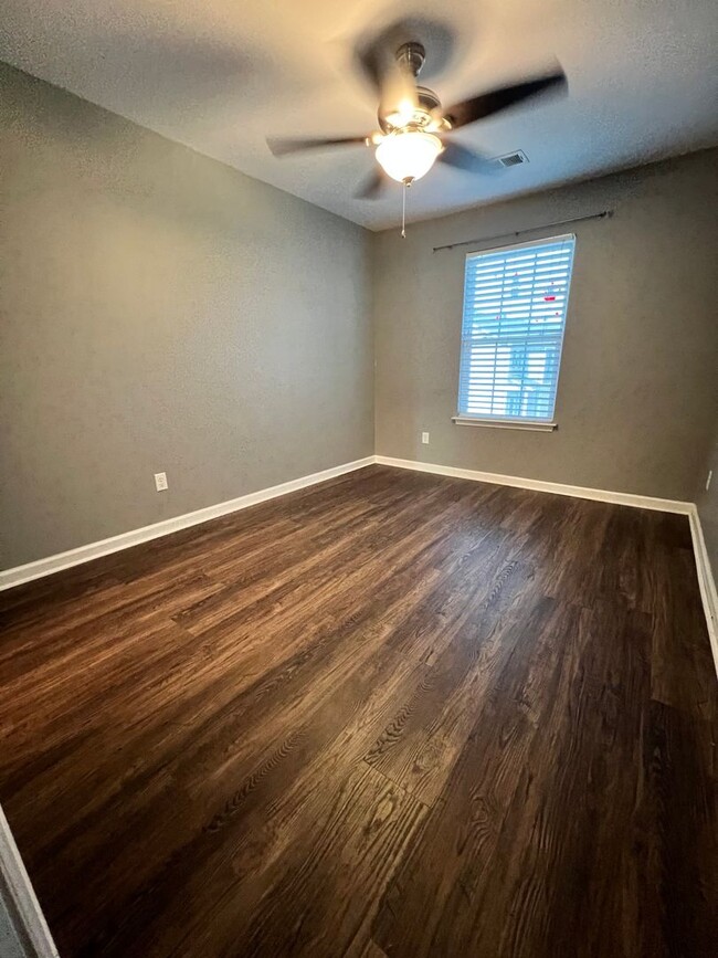 Building Photo - 4Bed/2.5 Bath Townhome!  Move in Special f...