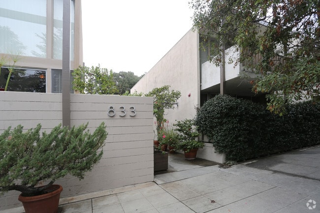 Building Photo - 833 Moraga Dr