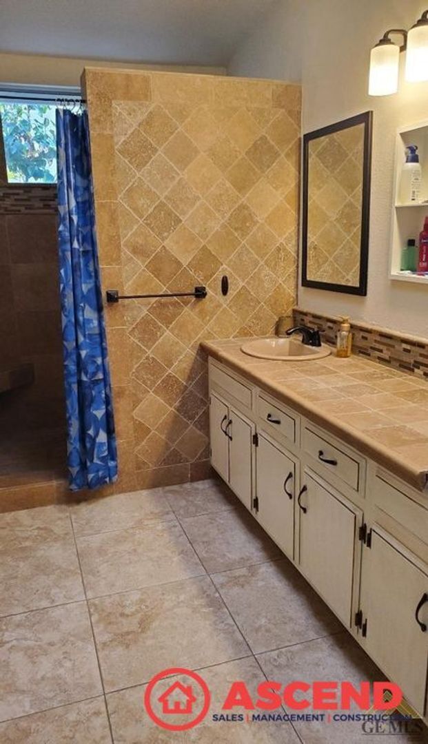 Building Photo - Beautiful home located in the Northwest!