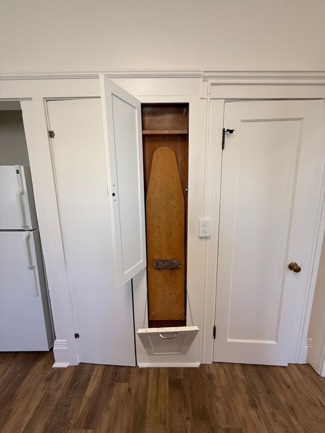 Building Photo - 2 Bedroom, 1 bathroom second floor apartme...