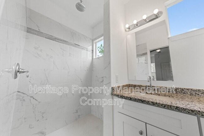 Building Photo - 323 Gabriel