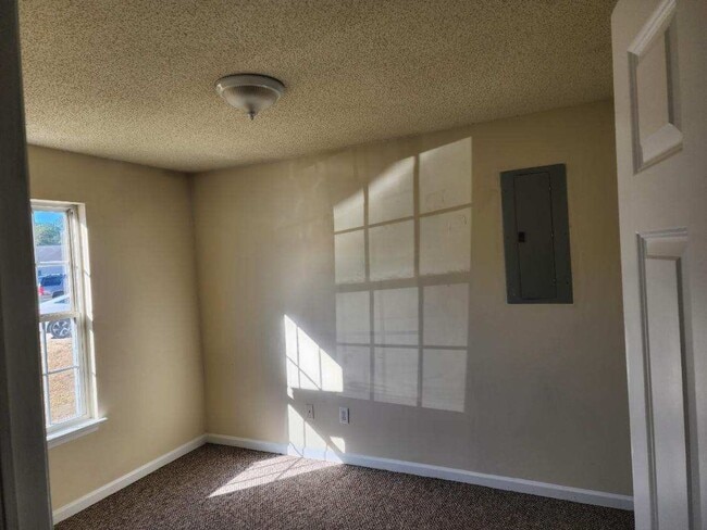 Building Photo - Beautiful Home with a Great Location In Town