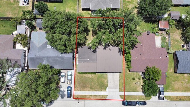 Building Photo - 10951 Shadow Wood Dr