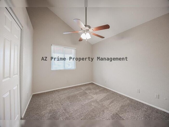 Building Photo - 2127 E 10th St