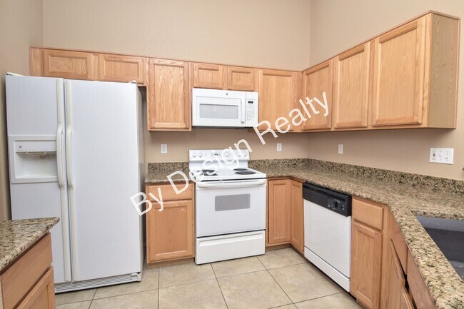 Building Photo - Corner Lot 3 Bed 2 Bath Home Near El Conquistador Golf