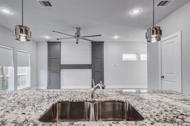 Building Photo - 4677 Bellfort Ave