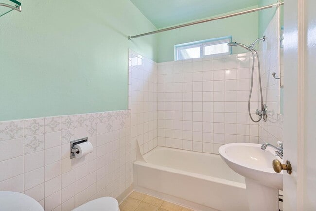 Building Photo - Adorable 2-bdrm/1-bath mid-century modern. Private backyard, sauna, washer/dryer, & more!