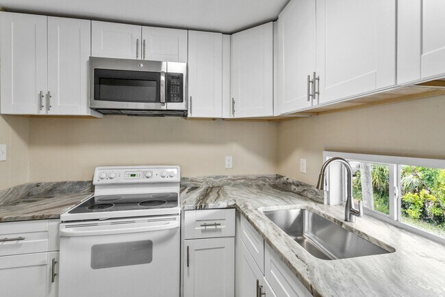 Building Photo - REDUCED Rent $2150.... 3 bed/2 bath Split Level, NEW downstairs addition, lots of extras *READY**...